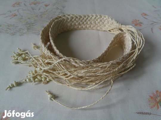 Régebbi törtfehér színű fonott, gyöngyös női öv