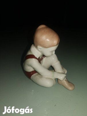 Régi Aquincum Budapest cipőt kötő fiú figura 