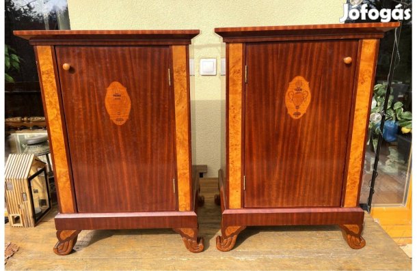 Régi Biedermeier éjjeliszekrény pár antik intarziás kis szekrény