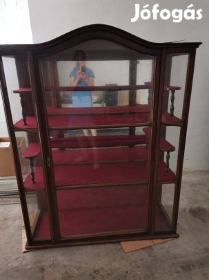 Régi Bútorok_Ruhásszekrény, vitrin és ágy