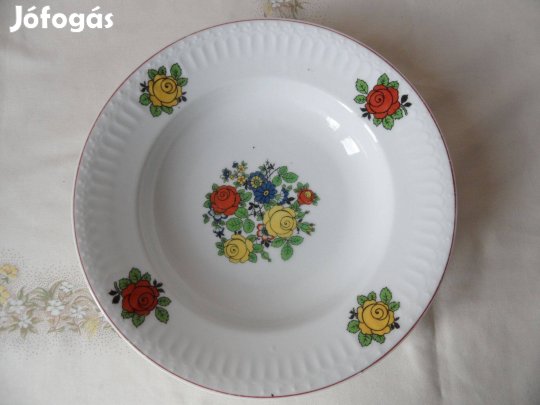 Régi Csehszlovák dombormintás, rózsás porcelán falitányér