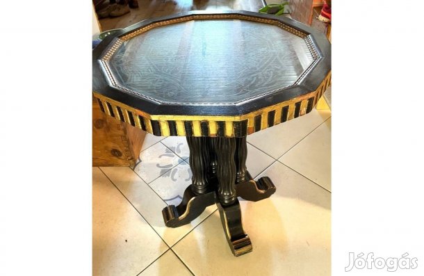 Régi Ébenfekete és aranyszínű berakású faragott lapú antik asztal