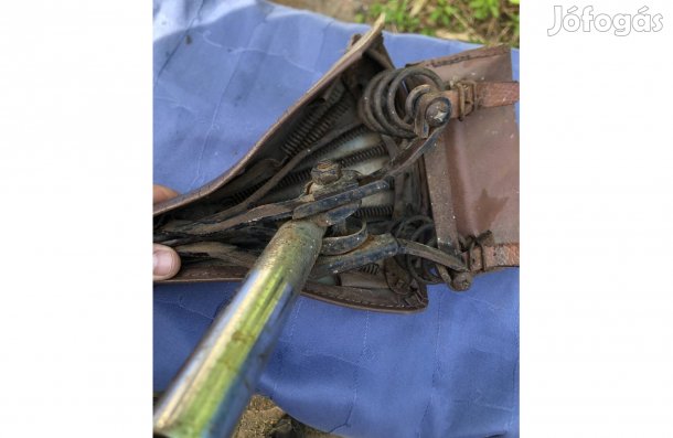 Régi Kerékpár nyereg, csővel,szerszámtáskával 8000 Ft:Lenti
