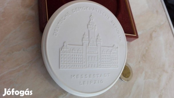 Régi Meisseni Porcelán érem dobozában ritka db