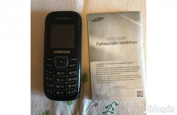Régi Samsung mobiltelefon, töltővel együtt