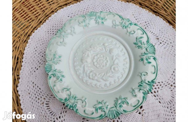 Régi, dombormintás Schlaggenwald porcelán falitányér