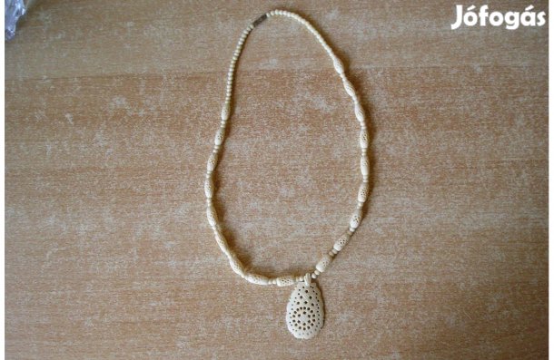 Régi, faragott csontnyaklánc medállal