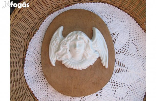 Régi, porcelán angyalfej falapon