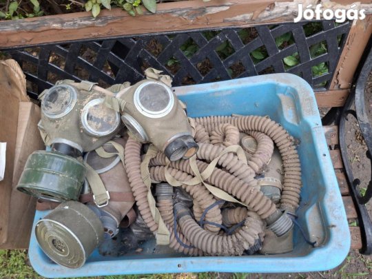 Régi, retro gázálarc, légzőkészülékkel, csövekkel 16000 forint