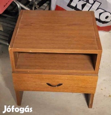 Régi, retro masszív kis éjjeliszekrény
