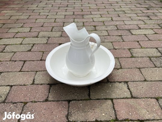 Régi (sérült) mosdótál és kancsó