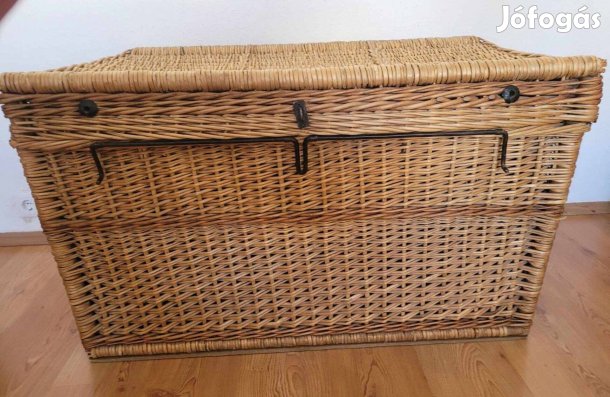 Régi, vesszőfonott láda