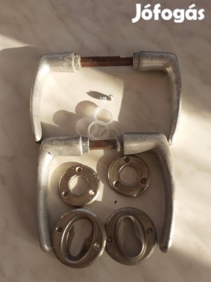 Régi aluminium kilincs párba a tartozékokkal