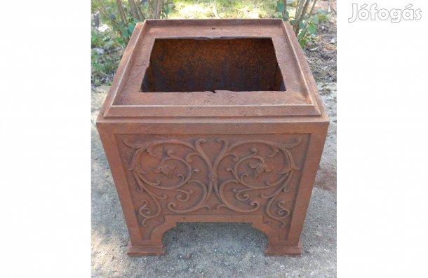 Régi antik díszített öntöttvas kályha legalsó elem