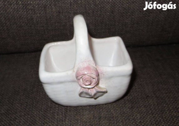 Régi antik fehér mázas kerámia füles kosárka rózsával a fogantyúján