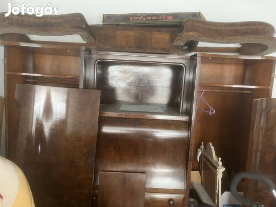 Régi antik jellegű szekrény
