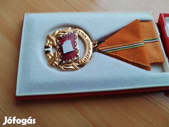 Régi arany fokozatú kitüntetés "A Haza Szolgálatáért"