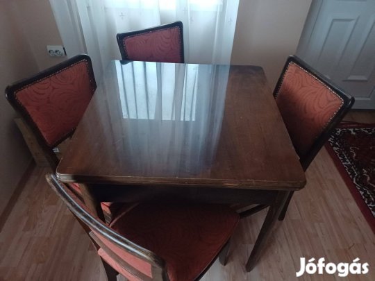 Régi asztal székekkel