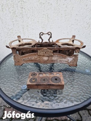 Régi asztali mérleg réz súlyokkal