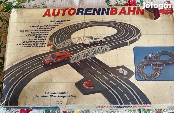 Régi autópálya két versenyautóval és két távirányítóval