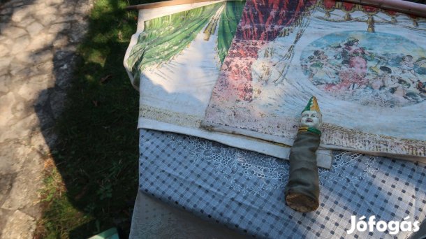 Régi bábszinház fűggőnye egy bábuval