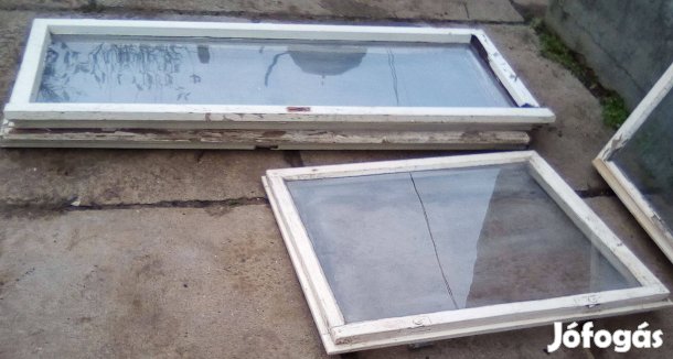 Régi bontott ablakszárnyak