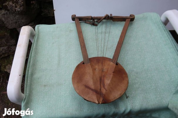 Régi bőrtestű népi hangszer gitárszerű pengetős