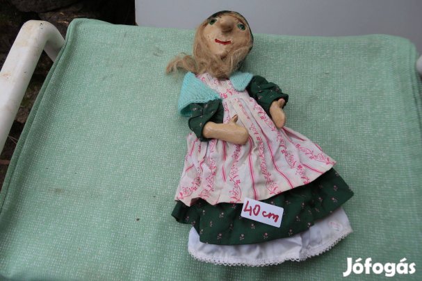 Régi boszorka bábu figura kemény anyagból