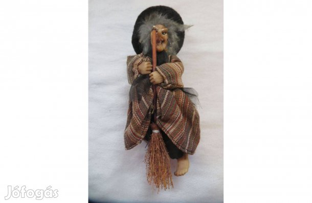 Régi boszorkány 11 cm magas barna csíkos ruha