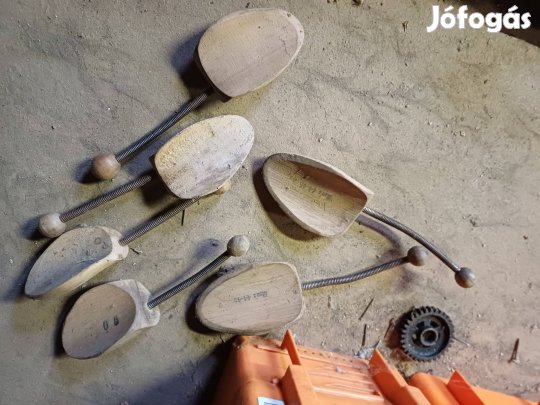 Régi cipőtágító-sámfa.