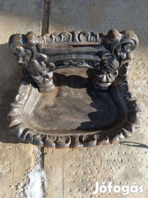 Régi díszes öntöttvas csizma kaparó