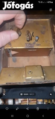 Regi ebresztő rejtett széffel 