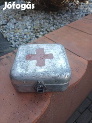 Régi egészségügyi láda.