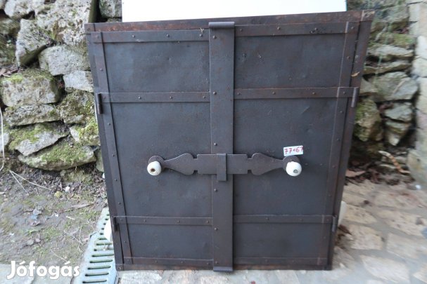 Régi eredeti vas kemenceajtó 77x67 cm-es porcelán gombbal