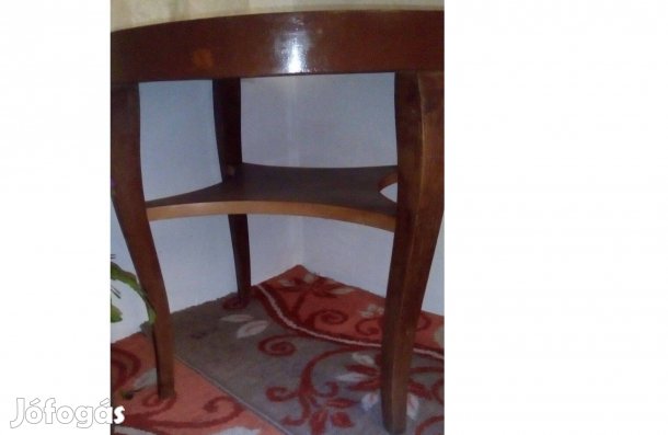 Régi erős fa dohányzóasztal Barna színben. Megkímélt állapotú