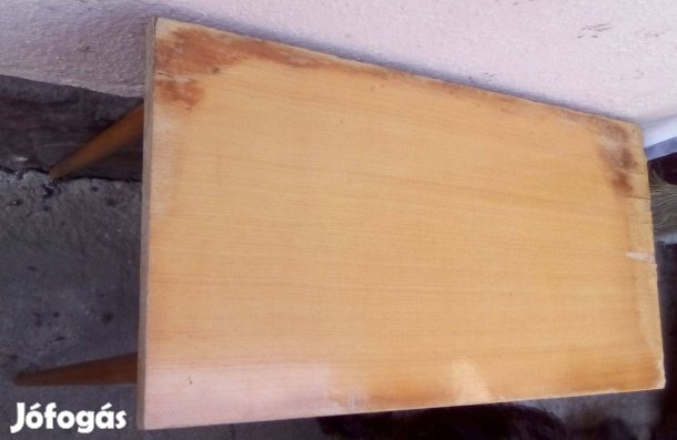 Régi erős felújítandó fa asztal Csak a lakk kopott felpattogzott