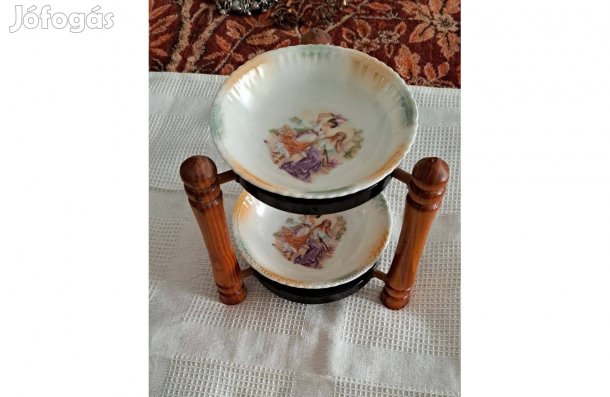 Régi fa állványos kínáló, szép porcelán tányérokkal