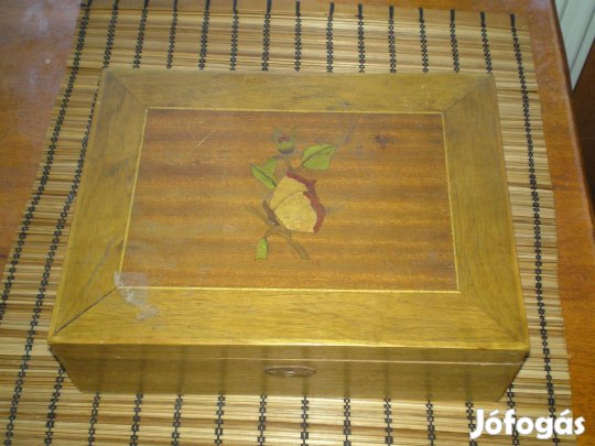 Régi fa doboz pillangós díszítéssel szép állapotban
