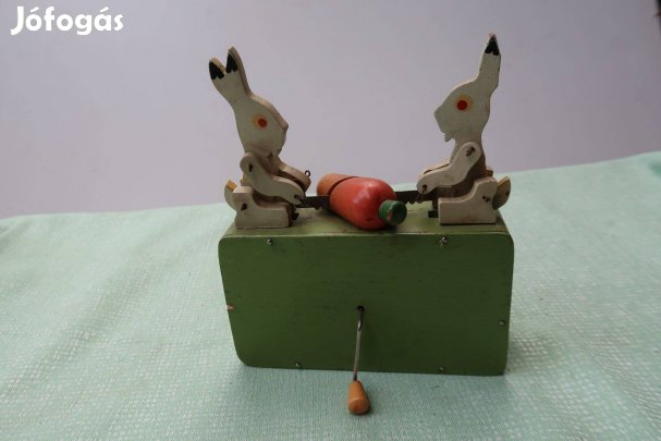 Régi fa gyerekjáték - répát fűrészelő nyuszik