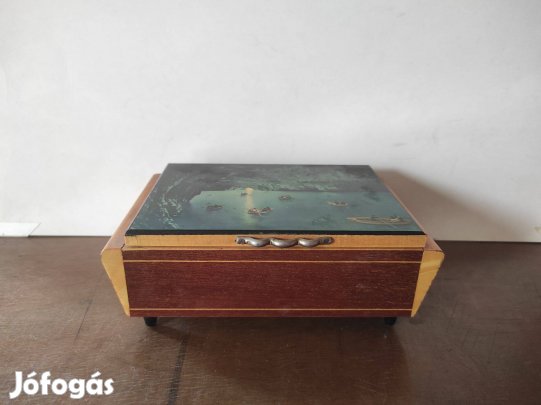 Régi fadoboz (barlangmotívummal a tetején)