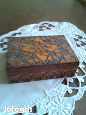 Régi faragott fa ékszertartó ládika 15cm