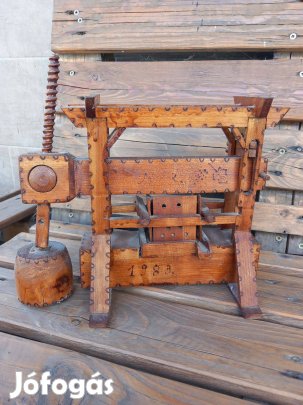 Régi faragott makett szölőprésről