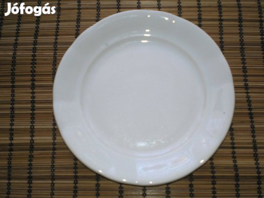 Régi fehér porcelán kistányér jelzett talán Izida Bulgár