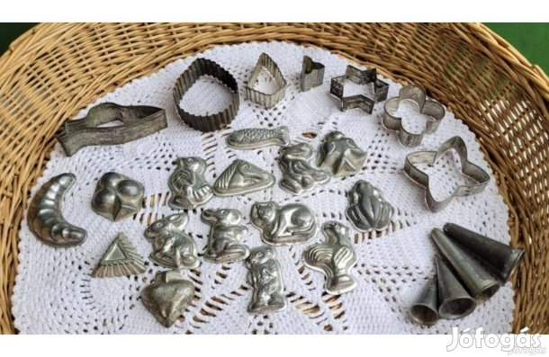 Régi fém cukrász kellékek, csoki öntőformák, kiszúrók 26 db