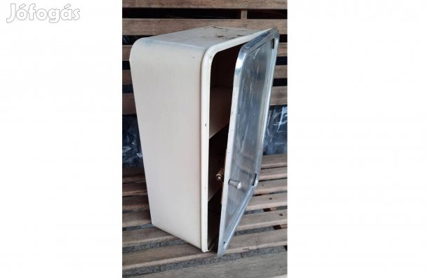 Régi fém gyógyszeres vagy fürdőszobai faliszekrény