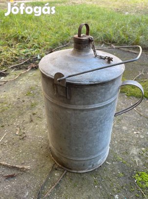 Régi fém hengeres kanna