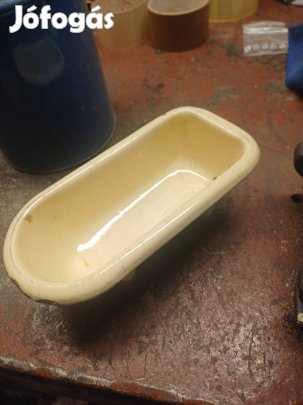 Régi fém kád lemezjáték.