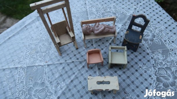 Régi festett fa bútorok babával