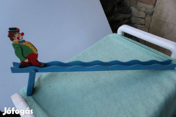 Régi festett fa gyerekjáték,sétáló bohóc,műkődik