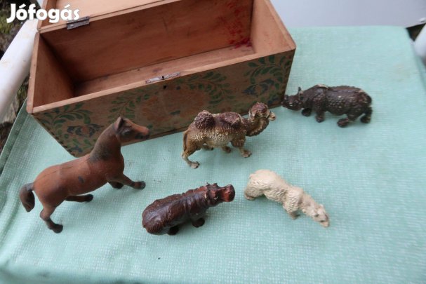 Régi festett gipsz vadállatok szép fadobozzal